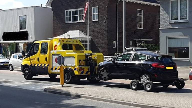 De donkere Ford zou mogelijk gebruikt zijn als tweede vluchtauto (foto: politie).