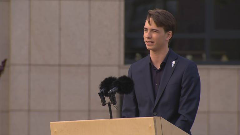 Zo eerde Tieme (19) zijn overgrootvader op de Dam 