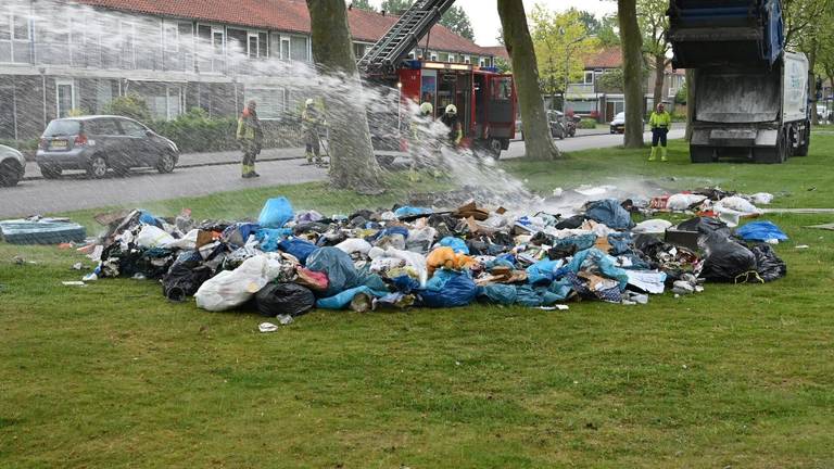 De brandweer bluste het afval op de Epelenberg in Breda (foto: Perry Roovers/SQ Vision).