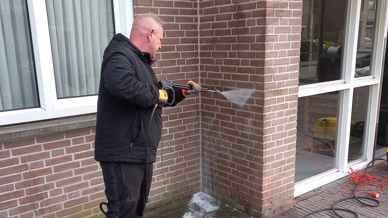 Björn verwijdert de hakenkruizen van de muur (Foto: Casade)
