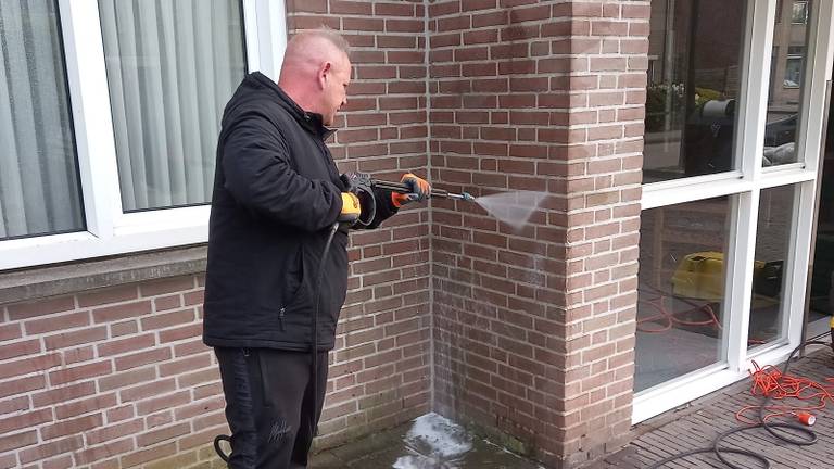 Björn verwijdert spontaan hakenkruizen van gebouw: 'Zat ermee in mijn maag'
