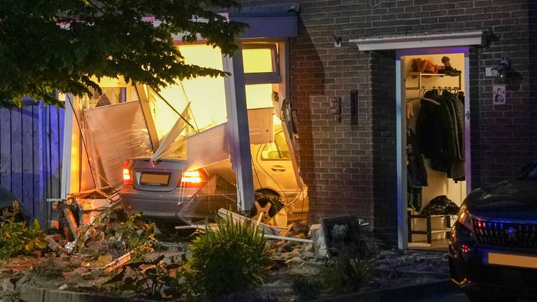 Man (42) rijdt onder invloed huis in Oss binnen, de ravage is enorm