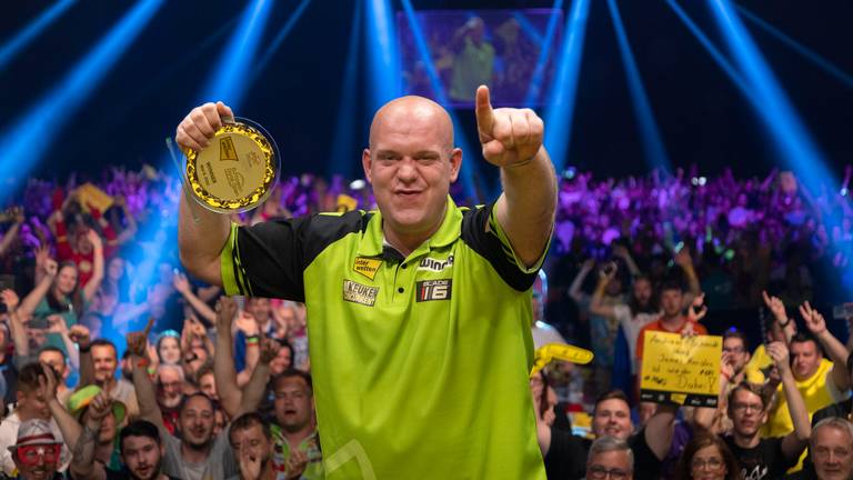 Een stralende Michael van Gerwen na de winst in Leverkusen (foto: Kais Bodensieck/PDC Europe).