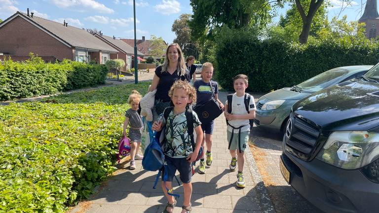 Stefanie Antonis met de kinderen op weg naar de eerste kindermiddag (foto: Imke van de Laar).