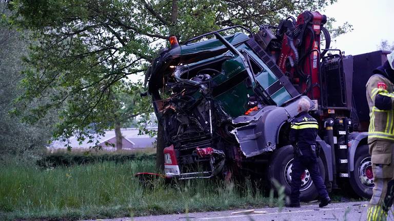 Chauffeur overleden na botsing tussen twee vrachtwagens in Gilze 