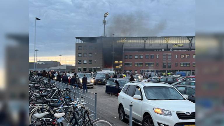 De brandweer werd opgeroepen voor een brandje op het dak van het stadion.