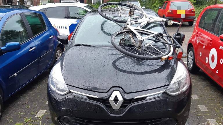 Ook auto's raakten beschadigd (foto: Facebook Politie Eindhoven).