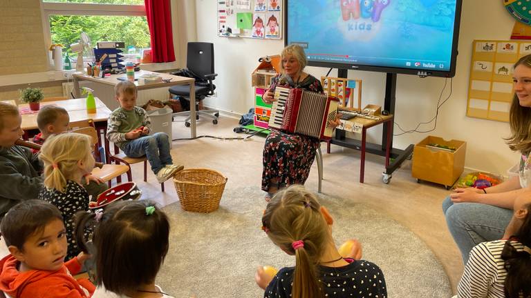 Les met de accordeon op de oekrainse school