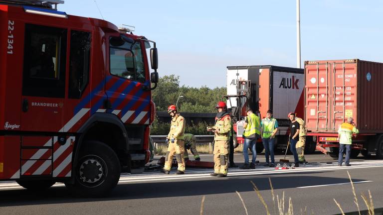 Na de botsing van de twee vrachtwagens op de A50 bij Son werd de linkerrijstrook afgesloten (foto: Sander van Gils/SQ Vision).
