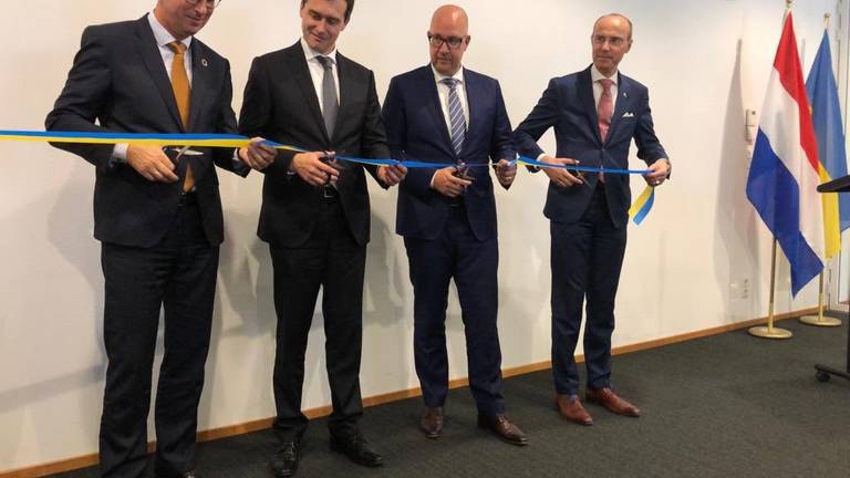 Karel Burger Dirven, hier rechts op de foto, bij de opening van het Oekraïense consulaat in Den Bosch. Naast hem burgemeester Jack Mikkers van Den Bosch. 