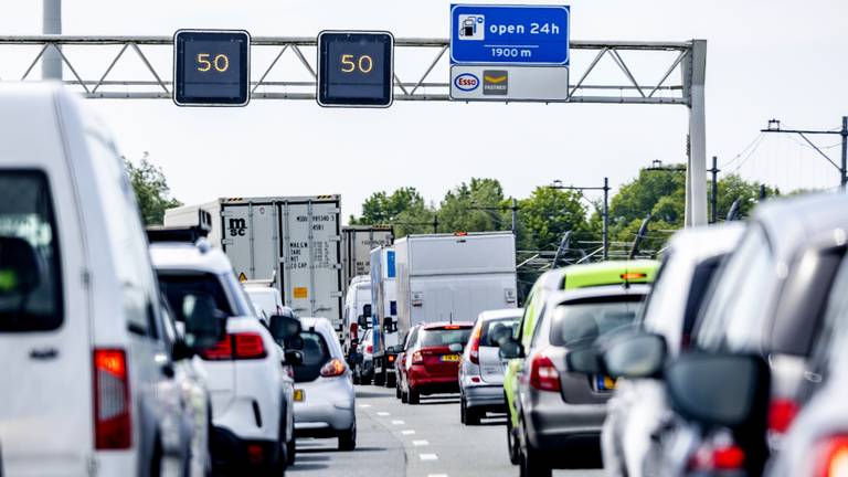 Een ongeluk bij Gorinchem, net buiten Brabant, zorgt ook elders voor problemen (foto: Jeffrey Groeneweg/ANP).