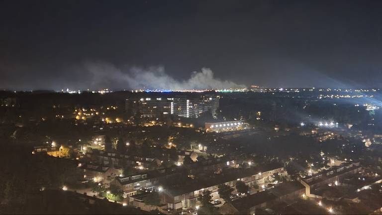 De rook was tot ver in de omgeving gezien. Deze foto is gemaakt vanaf het Gerretsonplein in Eindhoven (foto: Marc Rademakers).