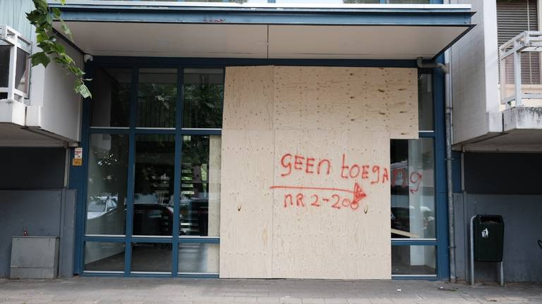 De ingang van het flatgebouw is dicht getimmerd (foto: Carlijn Kösters). 