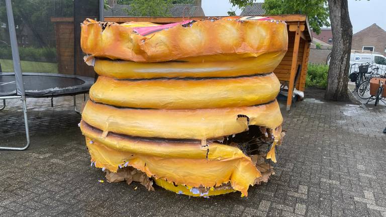 Het onderdeel dat van de carnavalswagen naar beneden viel (foto: Jan Waalen). 