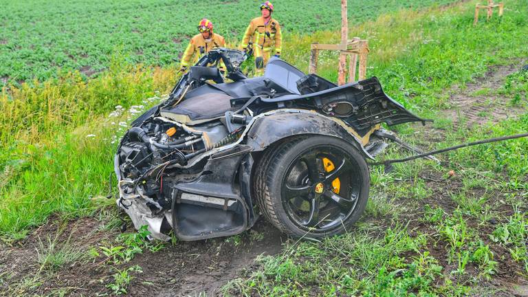 Man (49) verongelukt nadat auto met hoge snelheid over de kop slaat