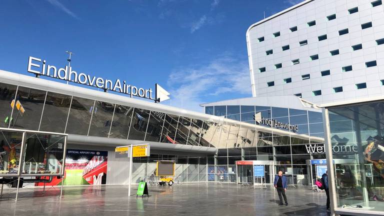 Eindhoven Airport onderzoekt hoe het Schiphol kan helpen (archieffoto: René van Hoof).