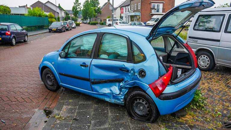 Een van de beschadigde auto's (foto: Dave Hendriks/SQ Vision) 