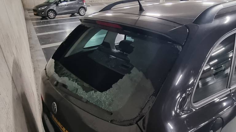 Twee ruiten van de auto van Beijk waren stuk geslagen.