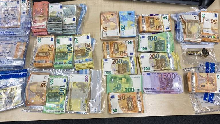Geld dat in beslag is genomen bij de inval in de appartementen (foto: Politie)