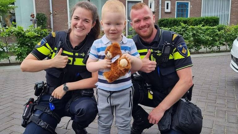 Het jongetje zat rustig in de auto totdat hij door de ANWB werd bevrijd (foto: Instagram - Jeugdagent Valkenswaard).