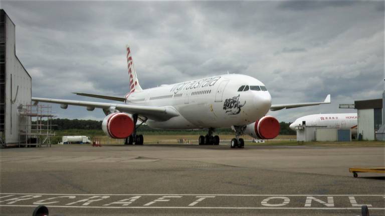 Toestellen uit Australië en Hong Kong in onderhoud bij Fokker in Hoogerheide (foto: Raoul Cartens).