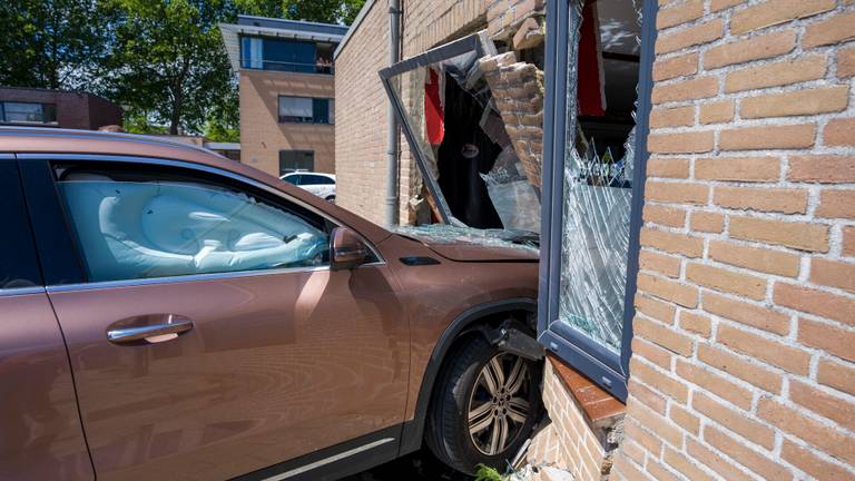 Auto rijdt sportschool binnen in Raamsdonksveer