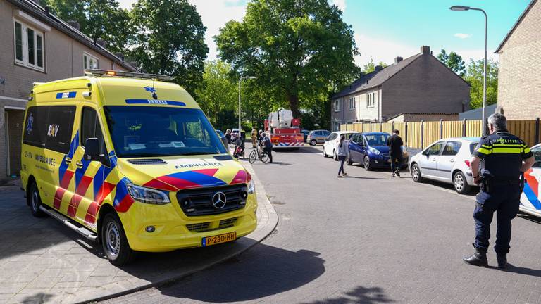 Vanwege de brand in het huis aan de Reviusstraat in Oss werd naast de brandweer ook een ambulance opgeroepen (foto: Gabor Heeres/SQ Vision).