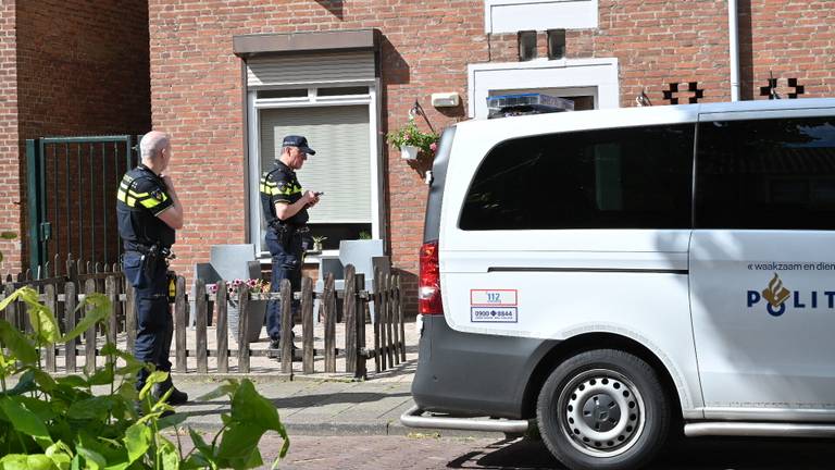 Agenten doen onderzoek bij het huis aan de Colijnstraat in Breda (foto: Perry Roovers/SQ Vision).