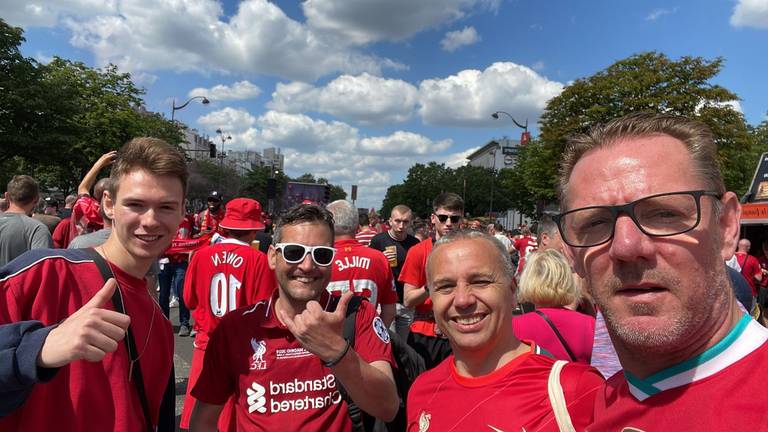 Jamie, Jasper, Herman en Derren kleuren met vele andere fans Parijs rood.