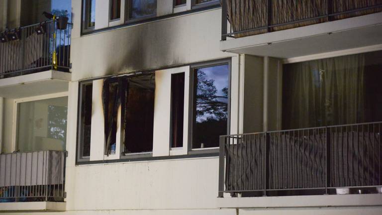 Het vuur woedde op de eerste etage van de flat aan de Wensel van Cobergstraat in Breda (foto: Perry Roovers/SQ Vision).