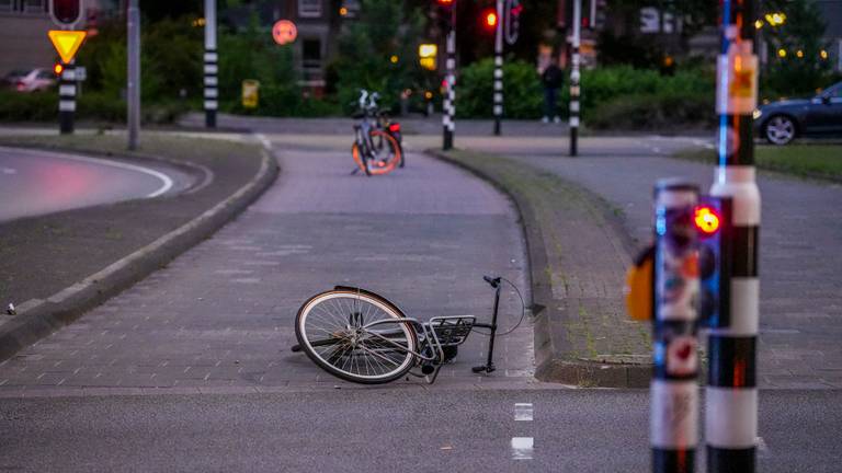Ongeval van zaterdagnacht op kruising van de Boschdijk met de Kronehoefstraat in Eindhoven (foto: SQ Vision).