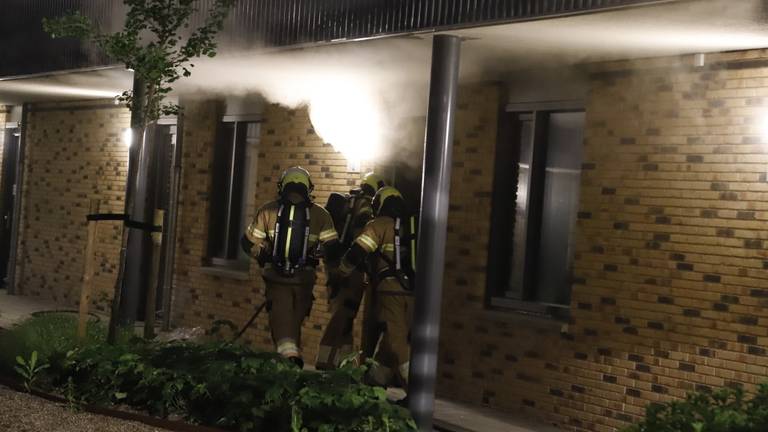 Vanwege de brand in het appartementencomplex in Cuijk werd de brandweer gewaarschuwd (foto: SK-Media).