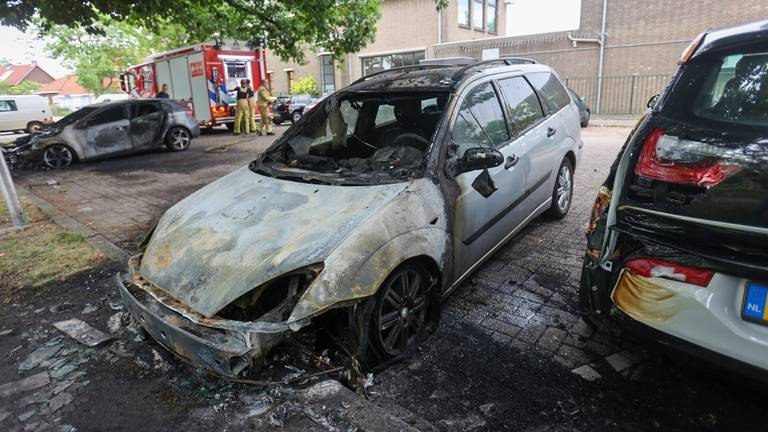 Twee auto's aan het Kerstroosplein in Eindhoven brandden volledig uit, een raakte beschadigd (foto: Arno van der Linden/SQ Vision).