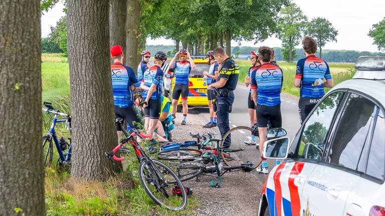 Wielrenners expres omvergereden: ‘Hij kwam op onze weghelft en gaf gas'