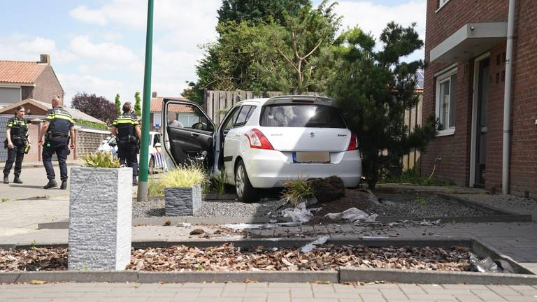 De auto kwam tot stiltstand tegen een betonnen tuinomheining (foto: SQ Vision). 