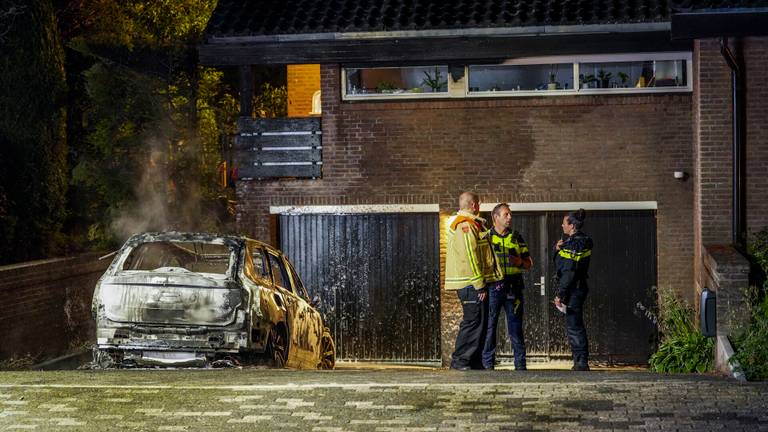 De politie onderzoekt de autobranden in Eindhoven (foto: SQ Vision).