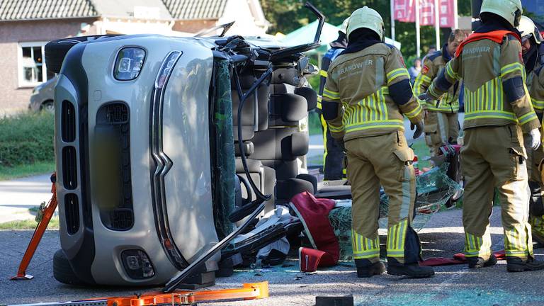 Auto op zijn kant na ongeluk: drie gewonden naar het ziekenhuis