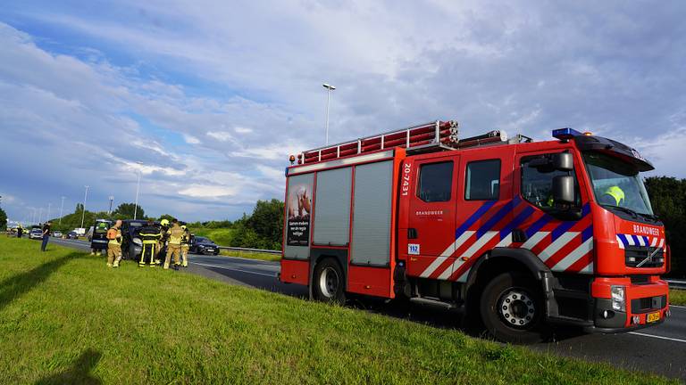 Busje in brand op A58 (foto: Jeroen Stuve - SQ Vision).