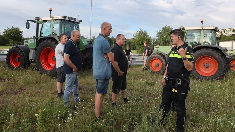 Boeren langs de A2 in Boxtel in gesprek met politie (foto: Bart Meesters - SQ Vision)