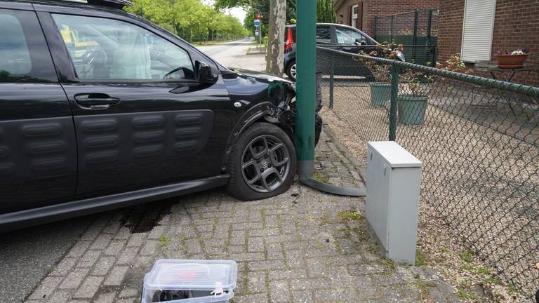 Een van de twee auto's kwam na de botsing in Budel-Dorplein tegen een lantaarnpaal tot stilstand (foto: WdG/SQ Vision).