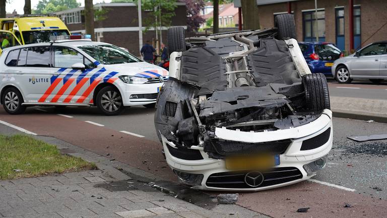 De auto sloeg over de kop op de Lage Witsiebaan in Tilburg (foto: Jeroen Stuve/SQ Vision).