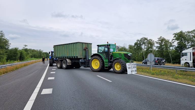 Een tractor met aanhanger blokkeert de A67 (foto: Noël van Hooft).