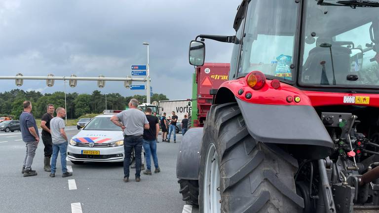Politie overlegt met boeren (foto: Jan Waalen).