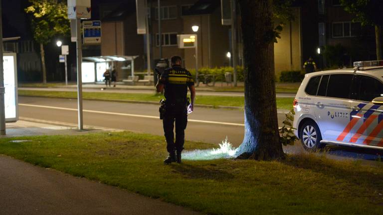 Agenten op zoek naar sporen van de schietpartij in Breda (foto: Perry Rovers/SQ Vision Mediaprodukties).