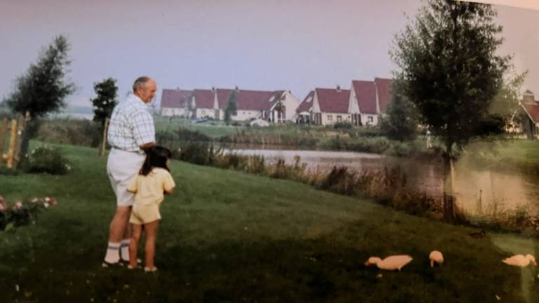 Christel Verbogt in haar jeugd met haar opa (privéfoto).