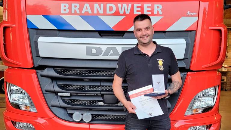 Brandweerman Jos redde drie collega's van een brandend dak