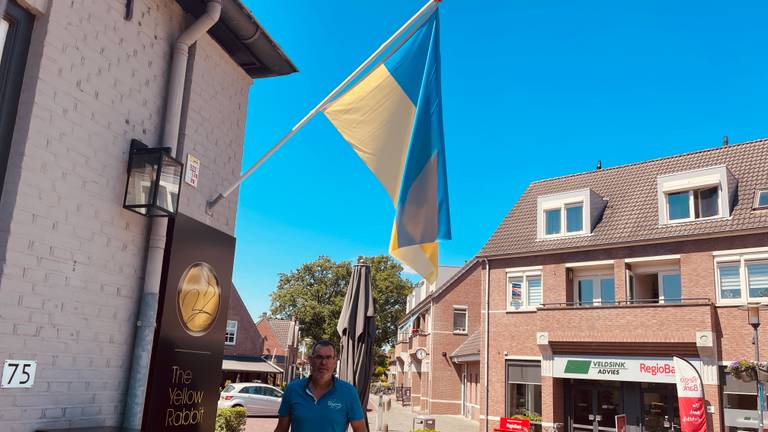 Peter van den Luitgaarden bij zijn vlag (Foto: René van Hoof)