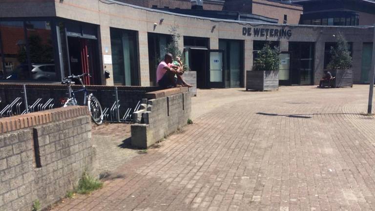 Vluchtelingen moeten om tien uur binnen zijn: 'Beveiliging iets te ijverig'