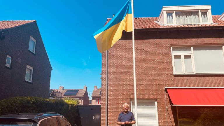 Hans bij zijn Oekraïense vlag (Foto: René van Hoof)