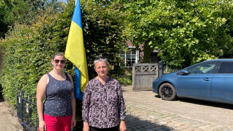 Julia met haar gevluchte moeder bij de vlag